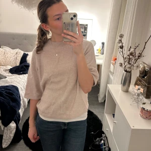 Alpacka Box T-shirt - Från & Other Stories. Strl S. Knappt använd.