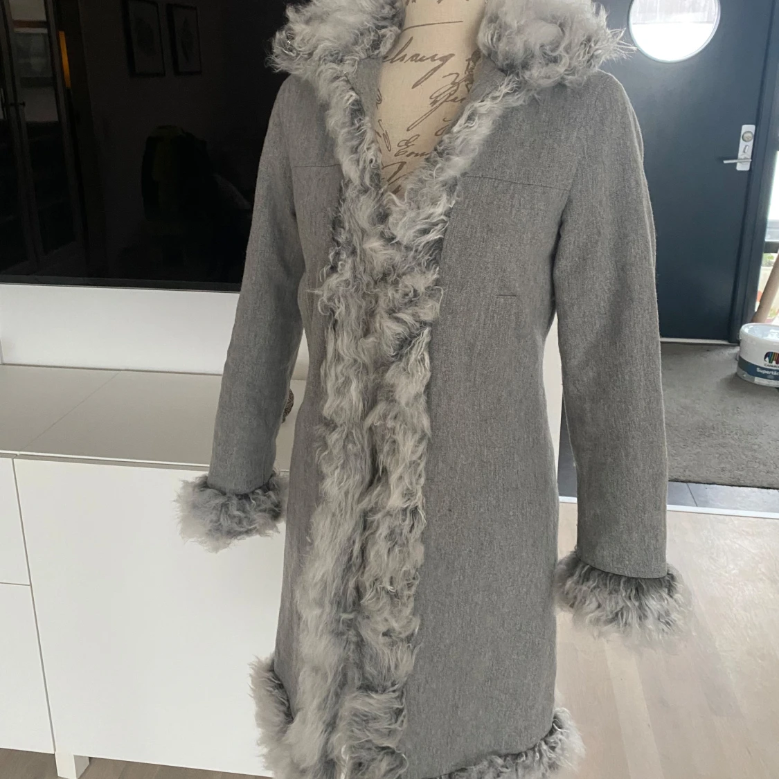 Grå kappa med fuskpälsdetaljer från Girls Casual Wear - 1