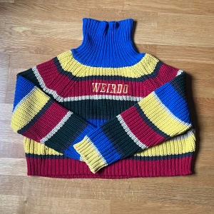 Flerfärgad stickad tröja med text - Flerfärgad stickad tröja med ”weirdo” broderat på framsidan från minga london. Tröjan är relativt kort så skulle säga storlek s. Knappt använd🫶
