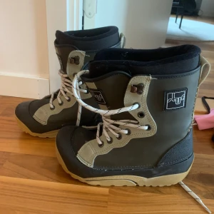Snowboard skor st 36 - Snowboard boots för mindre fötter, skorna är ca 28 cm men de står ingen storlek, skulle gissa 36? Fungerar fint