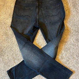 Mörkblå jeans från Jack & Jones - Säljer dessa jack & jones jenas i modell regular clark! Använda max 3 gånger och matchar perfekt till allting. Skriv om du har några funderingar!