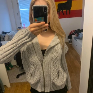 Kofta ifrån stockh Lm - Storlek M men passar som S också. Nytt skick, använd enbart några gånger.