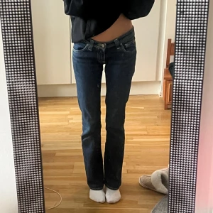 Jeans - Säljer dessa jättesnygga jeans från Denim birds! Midjemått rakt över: ca 34 Innerbenslängd : 73. (Jag är 164)
