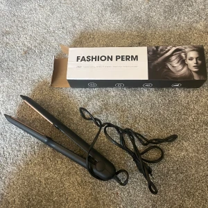 Plattång - Helt oanvänd plattång, finns flera olika temperaturer att välja mellan, funkar bra till lockar också har jag hört!🥰