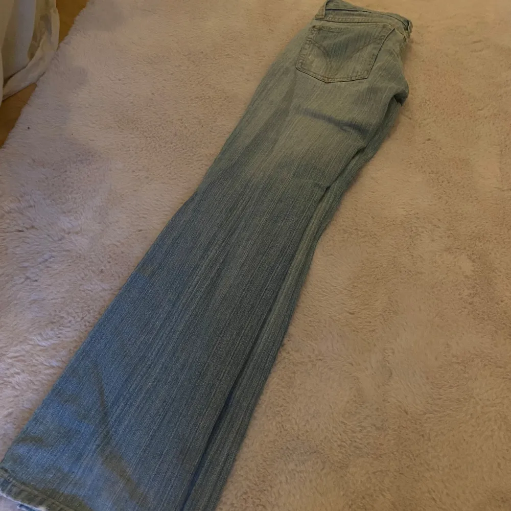 Såååå snygga jeans från dolce & gabbana💓💓 väldigt låg midjade och långa! Skriv om du har frågor💓skriv om du är intresserad . Farkut & Housut.