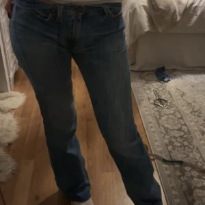 Blå jeans - Snygga blåa vintage jeans med klassisk design och normal passform. Perfekta för en avslappnad stil. De har en traditionell femficksmodell och stängs med dragkedja och knapp. jeansen är i fint bra skick men har en liten skada där skärp ska sitta (kan fixas) och en påsydd lapp mellan benen men  inget som synd. passar någon som har 34/36❤️midjemått 37, innerbenslängd cirka 77/78
