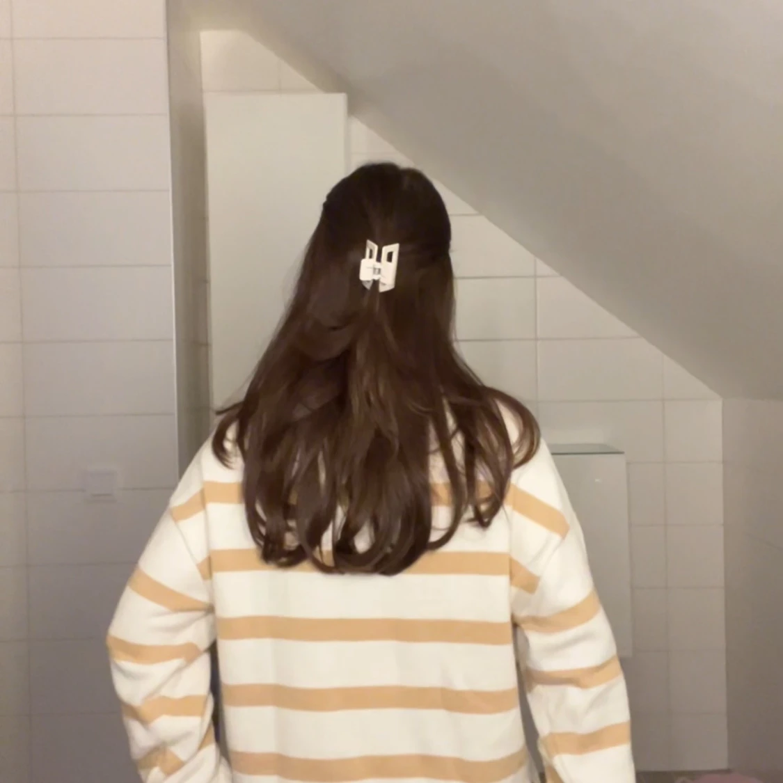 Randig tröja i beige och vit - 1