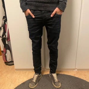 Jack and jones jeans - Sjukt snygga JJ slimfit glenn jeans i en riktigt mörkblå tvätt. Storlek 30/34 och modellen är 186. Nypris 900kr. PRUTBART VID SNABB AFFÄR, DM vid funderingar!