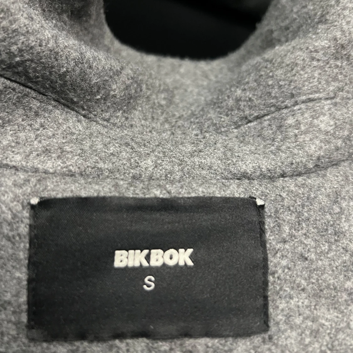 Grå kappa från BikBok - 1