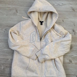 gap hoodie  - hoodie från gap med teddy material på insidan 🩷 det står strlk L på lappen men skulle nog säga att den är mer M kanske 😊