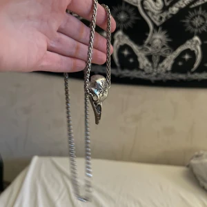 Döskalle smycke  - Coolt fågelhuvud i metal på kedja!  Använd fåtal gånger Kedjan är 59cm