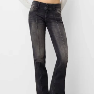 Bershka bootcut jeans - Snygga svarta bootcut jeans från bershka som inte finns till användning längre, nästan helt oanvänd! Är i storlek 36 men har stretchigt material så passar både större storlek!💕