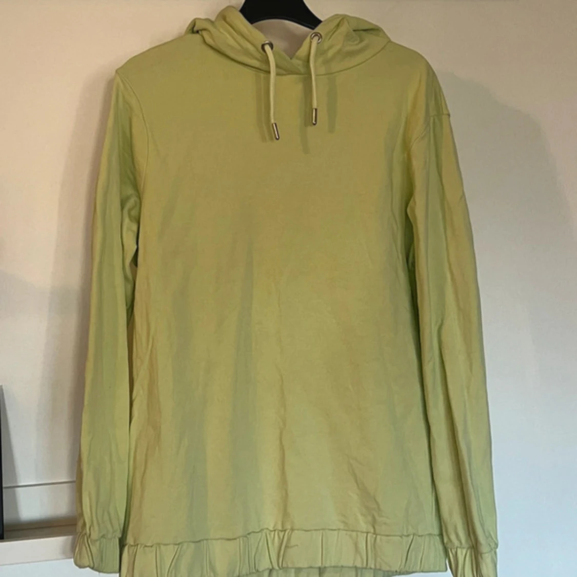 Limegrön hoodie från Emilie Malou x Na-kd