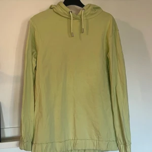 Limegrön hoodie från Emilie Malou x Na-kd - Säljer en limegrön hoodie från Emilie Malou x Na-kd. Den har en bekväm passform med långa ärmar och en justerbar huva med snören. 