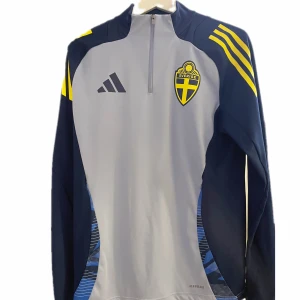 Landslags Träningströja - Snygg långärmad träningströja från Adidas. Storlek M. Cond 9-10 inga fel. Äkta Sverige tröja