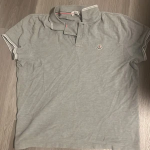 Moncler pike - Säljer nu min moncler pike, den är i bra skick inga fläckar/missfärgningar eller liknande. Köpt från garms market. Storlek xxl men passar xl-l 