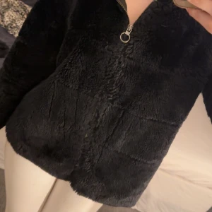 Svart teddyjacka från ONLY - Mysig svart teddyjacka från ONLY med dragkedja framtill. Kan användas både som kofta och jacka. Storlek L men passar Xs-L. Aldrig använd.