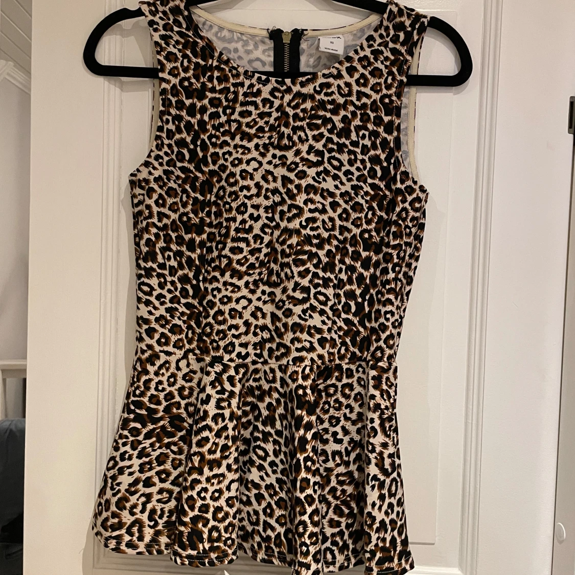 Leopardmönstrad peplum topp från Vero Moda