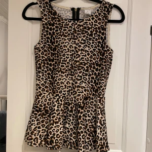 Leopardmönstrad peplum topp från Vero Moda - Leopardmönstrad peplum topp med dragkedja i ryggen. Storlek XS passar också S. I mycket bra skick🥰