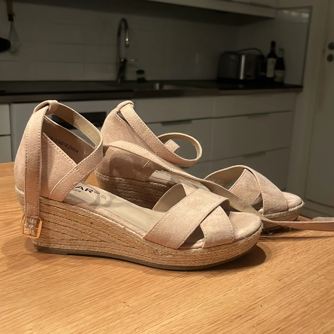 Beige kilklackssandaler från Linear