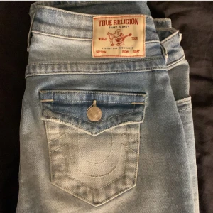 True Religion jeans - Säljer dessa snygga jeans från true religion i storlek w25 då de är för stora. Skriv gärna om ni har frågor. Kan gå ner i pris vid snabb affär.