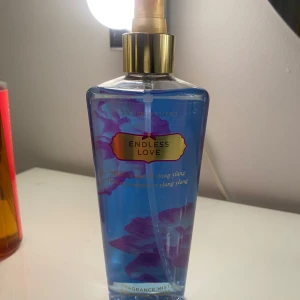Endless Love Victoria secret Mist - En jätte fräsch och blommig doft från Victoria's Secret. Luktar även jätte gott. Perfekt för att ge en uppfriskande känsla.