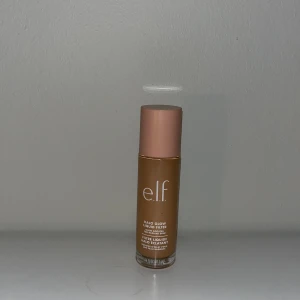 Elf halo glow - Elf halo glow som endast är använd ca 3 ggr. Den är i färgen 2 fair/light och förpackningen ser helt ny ut💗 pris kan diskuteras🫶🏻