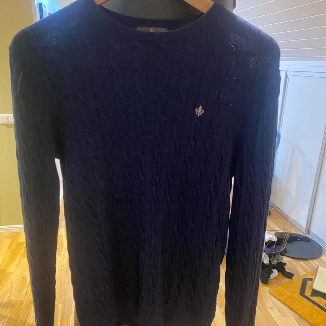 Mörkblå flätad tröja i merinoull från Morris - 2