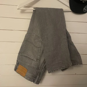 Grå jeansbyxor - Snygga grå jeansbyxor med en klassisk straight passform från jack&jones dett är vädigt snygga till skolan jobbet men även utekvällar om man vill se stilig ut detta är L30 w28 men passar någon som är runt 174-180 nypriset är 899 mitt priss 349🤩 aldrig använda då ja fick dessa i julklapp o va för långa tveka inte om ni har en fråga modellen är relaxed