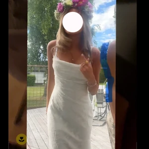 Vit långklänning  - Superfin vit långklänning från Gina Tricot! Nypris: 600. Endast använd 1 gång 