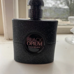 Black Opium Eau de Parfum Extreme från Yves Saint Laurent - Säljer en flaska Black Opium Eau de Parfum Extreme från Yves Saint Laurent. Det är ca 25 ml kvar av den, pris går att diskutera 