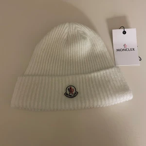 Vit Moncler Mössa - Vit moncler mössa. One Size fits all. Helt fläckfri.