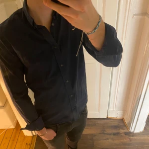 J.Lindberg skjorta  - Skjorta från märket J.Lindberg i bra skick lite skrynklig går att fixa.han på bilden är 182, tveka inte att kontakta vid eventuella frågor 😀