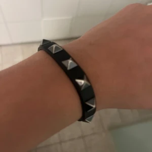 valentino armband  - Hej! Säljer detta sjukt snygga valentino armband! Skicket är sjukt bra och spännet är också i bra skicka!|Box ingår oså såklart!| Hör av er vid frågor 🤗🤗