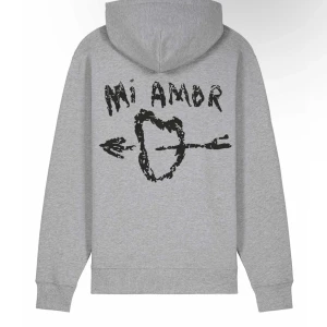 Grå hoodie från Mira Paris - Säljer en grå hoodie från Mira Paris med ett coolt tryck på baksidan som säger 'Mi Amor' och ett hjärta med pil. Storlek M inga defekter! Skriv vid frågor! Köptes för 1500 säljer nu för 700kr 