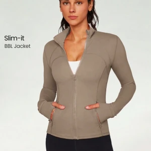 Beige grön tränings zip up - Snygg träningsjacka som har en dragkedja framtill och är designad för att sitta tight, jätte skön. Endast provad❤️☺️