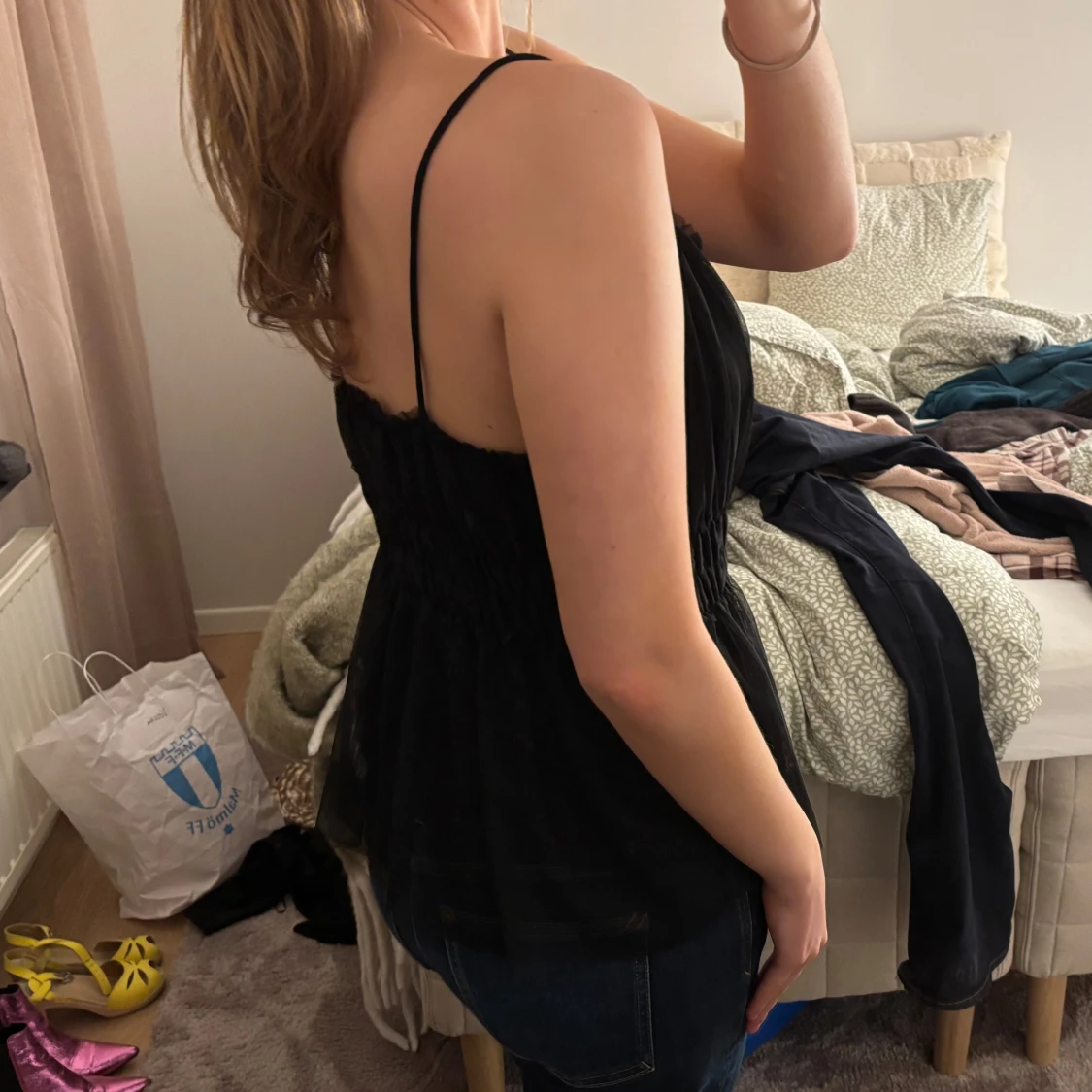 Svart ärmlös topp med smala axelband - 1