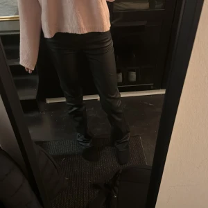 Skinnbyxor från only  - Snygga svarta byxor från ONLY i storlek XS. Säljer dem trendiga och slutsålda byxorna från only. Nypris 599. Inga defekter 