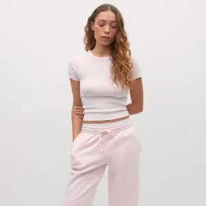 Ljusrosa T-shirt från Gina tricot  - Säljer en söt ljusrosa T-shirt från Gina tricot i helt nytt skick som aldrig är använd. Ny pris: 159kr💕