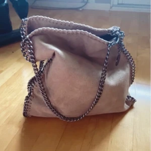 Stella McCartney väska Beige axelväska med kedjedetaljer - Snygg beige axelväska med kedjedetaljer runt kanterna. Väskan har en mjuk och rosa look. Inga defekter eller rostningar!! Använd men ingen missfärgning eller slitningar. 💗💗💗pris kan diskuteras 
