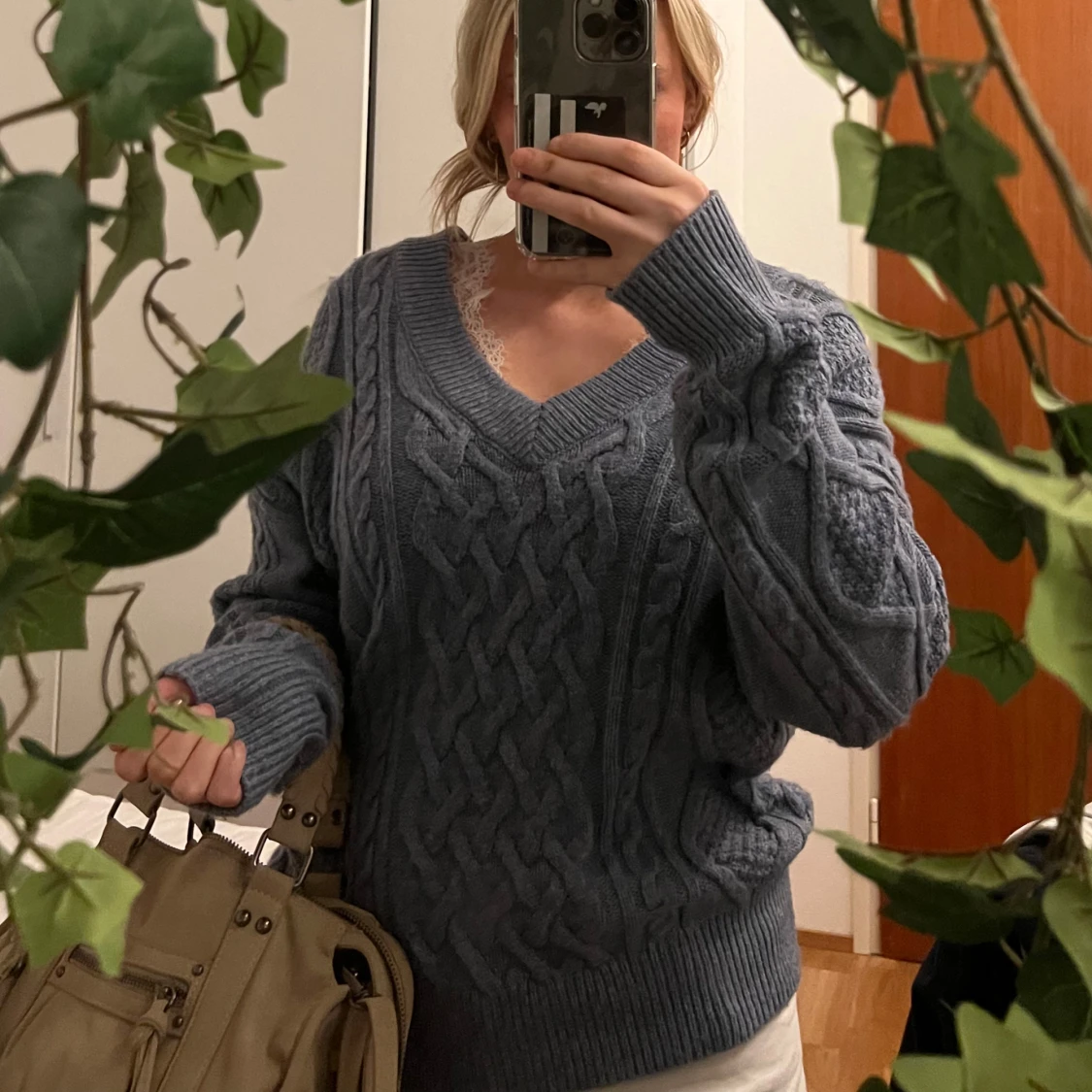 Blå stickad tröja med flätmönster