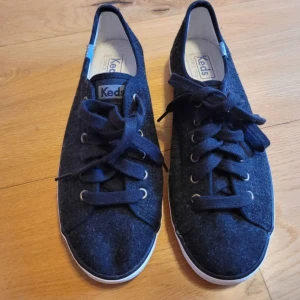 Helt nya Svarta sneakers från Keds 37.5 - Snygga och sjukt bekväma Keds sneakers i svart filtliknande tyg. Nyskick!