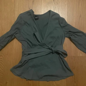 Blus  - Jättefin blus ifrån Ginatricot som inte används längre! Skriv ifall intresserad och för frågor🌸🌸