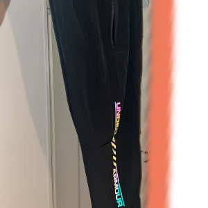 Svarta träningsbyxor från Under Armour - Helt nya 