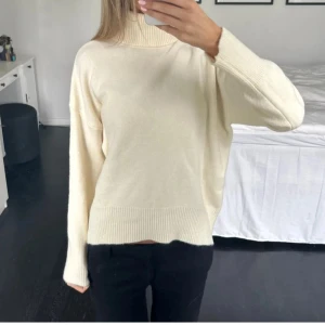 Vit polotröja - Vit stickad tröja från hm, storlek s💗