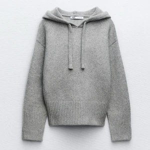 Grå stickad tröja - använd ett fåtal gånger, knappt nopprig och är jättemysig att ha på sig💓eftertraktad tröja!! helt slutsåld och säljs inte längre, strl M men passar mig som en S