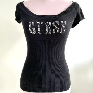 Svart ribbad topp från Guess - Jätte fin topp från guess!! En söm har gått up under armen se bild 2🪽🫶🏻