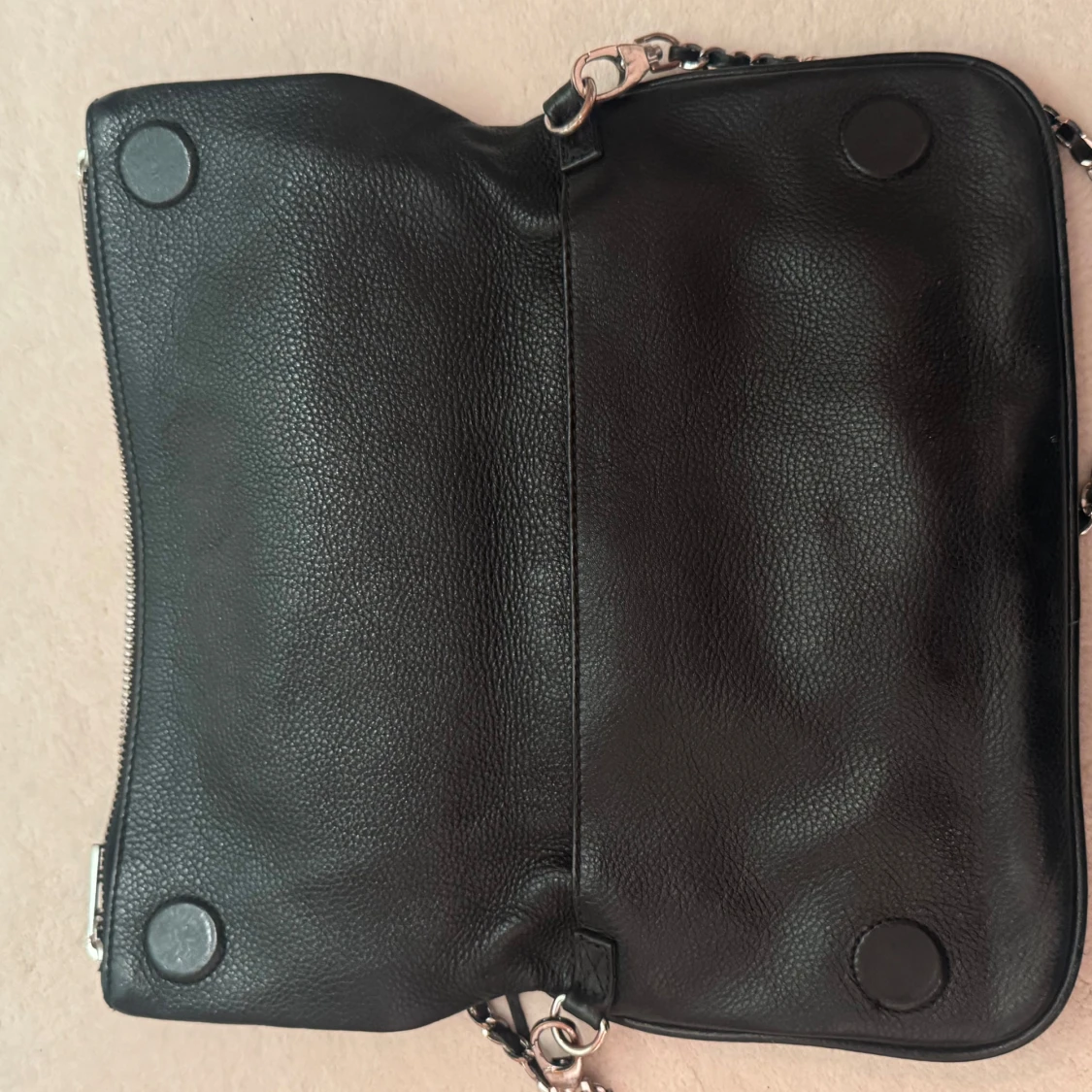 Svart axelväska med kedja och vingdetalj - 4