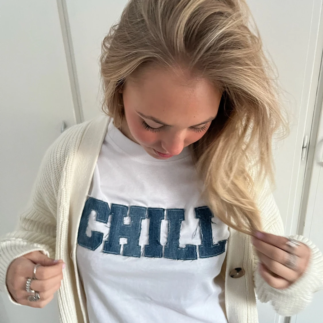 Vit t-shirt med denim text  - 1
