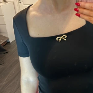 Helt ny brosch rosett  - Superfin brosch som gör att du kan styla dina kläder på massa olika sätt så du får en helt ny garderob! Ger dina kläder en elegantera och exklusivare look och framhäver midjan, se bilder för exempel hur några sätt man kan styla🌸